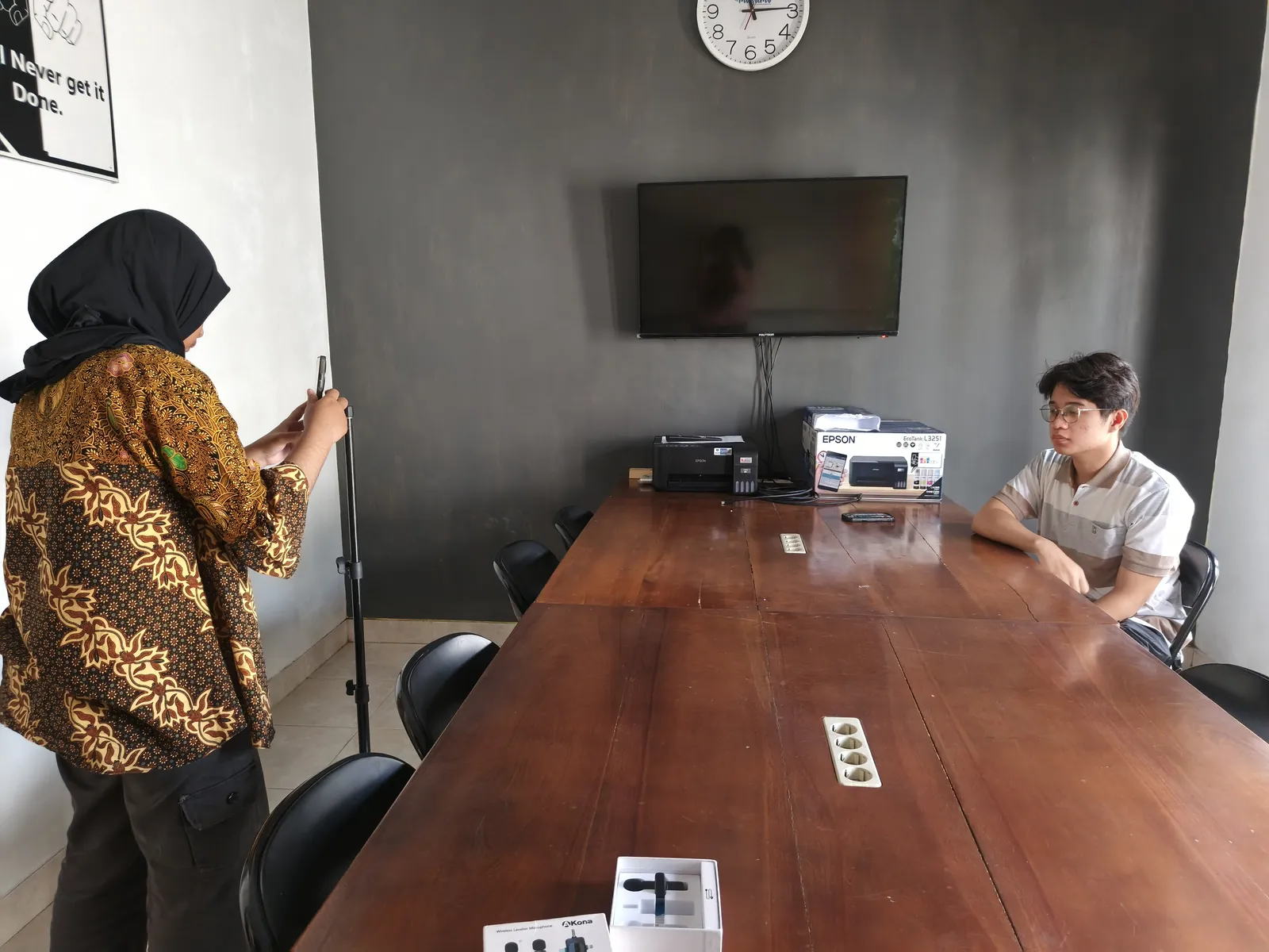 Peserta menyiapkan tripod untuk pengambilan gambar di ruang rapat
