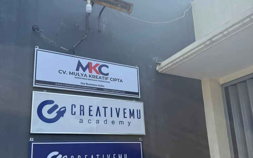 Papan nama Creativemu Academy di depan kantor